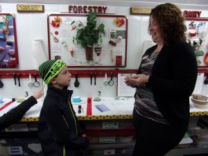 Mobile lab hosts open house at Ridgedale Elementary School